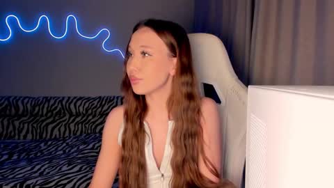 Snapshot of neyrmina chatting on 11-13-25, 01:43 Mina online show from 11-13-25, 01:43