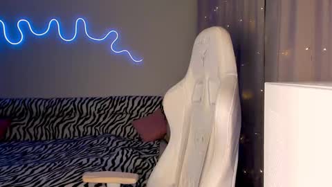 Snapshot of neyrmina chatting on 12-01-25, 01:16 Mina online show from 12-01-25, 01:16