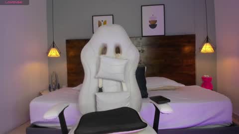 Snapshot of niall_falcon chatting on 01-21-25, 01:00 Niall online show from 01-21-25, 01:00