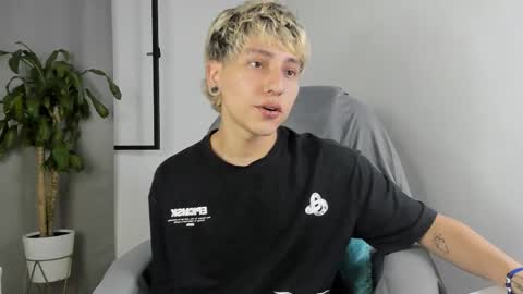 Snapshot of nico_nico_xd chatting on 10-28-25, 03:14 Nico online show from 10-28-25, 03:14