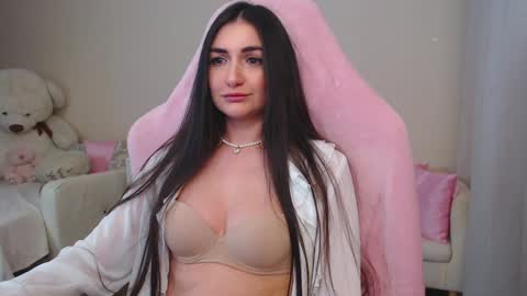 Nicole Online at about after 1000  6  UK time or 900  - 500  UK time it approximate time interval online show from 02-08-25, 03:10