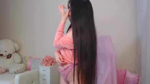 Nicole Online at about after 1000  6  UK time or 900  - 500  UK time it approximate time interval online show from 03-09-25, 10:52