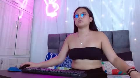 Snapshot of nicol_sweet0 chatting on 01-05-26, 08:01 nicol online show from 01-05-26, 08:01