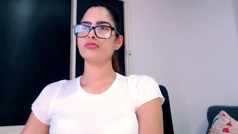 Snapshot of nicol_xx1 chatting on 01-17-26, 04:11 Nicol online show from 01-17-26, 04:11