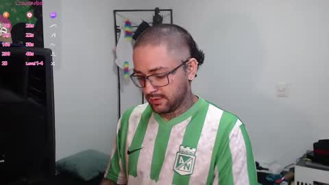 nicolas online show from 12-22-25, 04:09