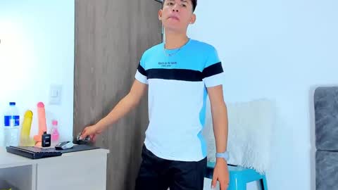 Snapshot of nicolastorres__ chatting on 11-19-25, 04:23 nicolastorres__ online show from 11-19-25, 04:23