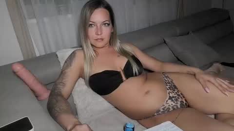 Snapshot of nicole122031 chatting on 05-09-26, 09:20 Secret Amateur HuGirl online show from 05-09-26, 09:20