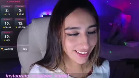 Snapshot of nicole_edwards chatting on 09-21-25, 09:00 Nicole online show from 09-21-25, 09:00