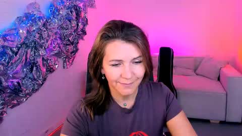 nicolehits online show from 09-15-25, 05:18