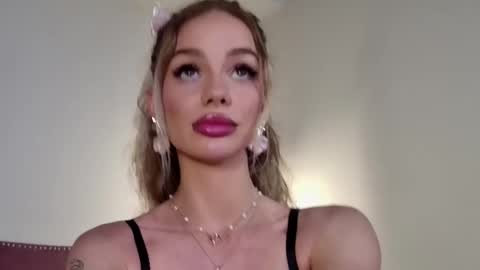 Snapshot of nicolesarahx chatting on 03-06-26, 12:29 Sarah online show from 03-06-26, 12:29