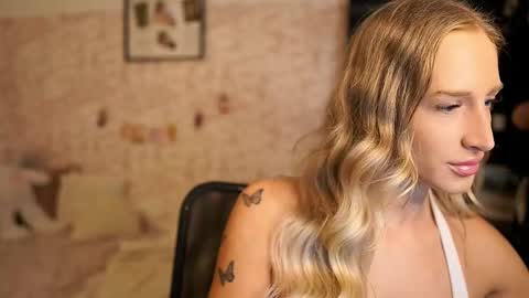 Snapshot of nicolette__shea_ chatting on 10-28-25, 08:29 nicolette__shea_ online show from 10-28-25, 08:29