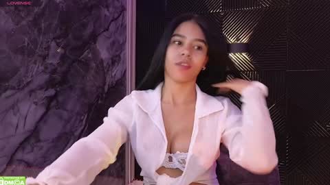 Nicoll  Independent model online show from 12-16-24, 10:50