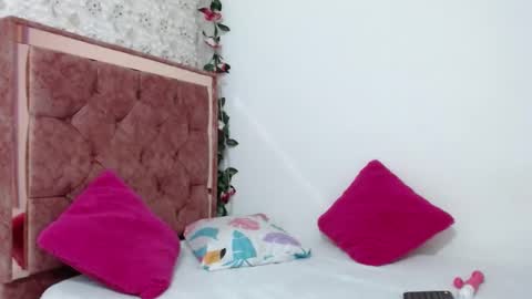 Snapshot of nicolle_gomes chatting on 09-12-25, 10:43 nicolle gomes online show from 09-12-25, 10:43