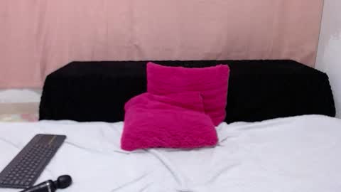 Snapshot of nicolle_gomes chatting on 10-08-25, 10:18 nicolle gomes online show from 10-08-25, 10:18