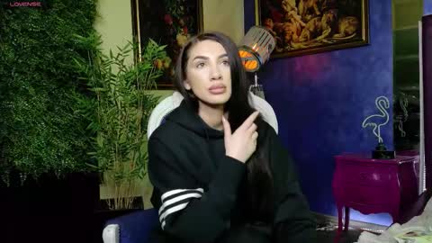 Snapshot of nicollepalmer chatting on 11-19-25, 01:33 Nicolle online show from 11-19-25, 01:33