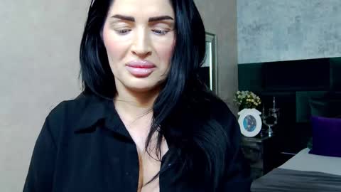 Nicolle online show from 09-13-25, 05:57