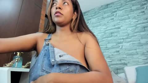 nicollesofia3 online show from 03-08-25, 12:11