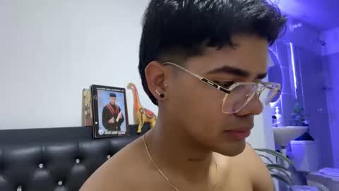 Snapshot of nicvelez22 chatting on 03-20-26, 10:36 nicvelez22 online show from 03-20-26, 10:36