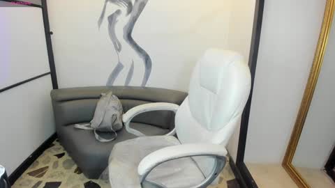 Snapshot of niickyjones chatting on 01-17-25, 10:23 Anni online show from 01-17-25, 10:23