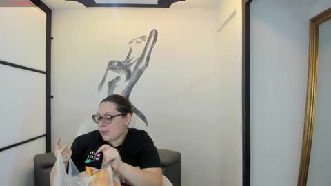 Snapshot of niickyjones chatting on 01-31-25, 09:37 Anni online show from 01-31-25, 09:37