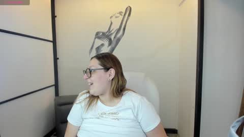 Snapshot of niickyjones chatting on 02-03-25, 10:00 Anni online show from 02-03-25, 10:00