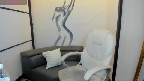 Snapshot of niickyjones chatting on 02-12-25, 09:22 Anni online show from 02-12-25, 09:22