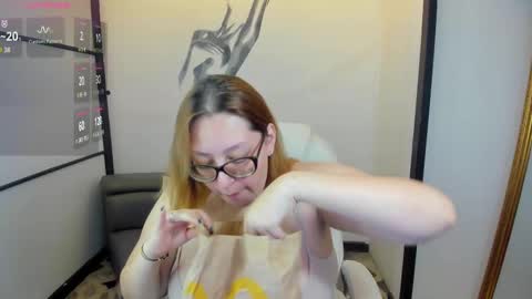Snapshot of niickyjones chatting on 02-25-25, 11:11 Anni online show from 02-25-25, 11:11