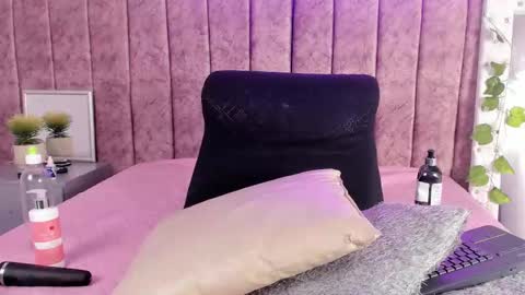 Snapshot of niicolle_evanss chatting on 11-19-25, 08:09 Nicolle online show from 11-19-25, 08:09