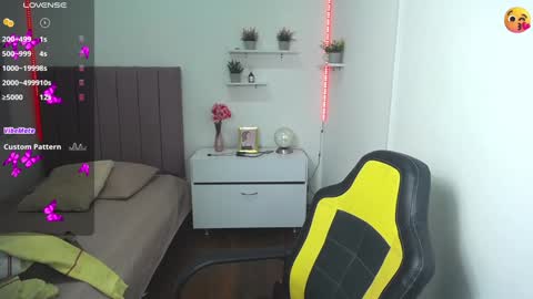 Snapshot of niina_lovee_ chatting on 12-17-24, 06:20 online show from 12-17-24, 06:20