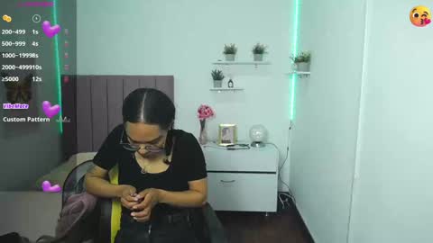 Snapshot of niina_lovee_ chatting on 12-21-24, 05:51 online show from 12-21-24, 05:51