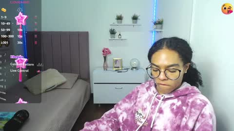 Snapshot of niina_lovee_ chatting on 12-23-24, 02:28 online show from 12-23-24, 02:28