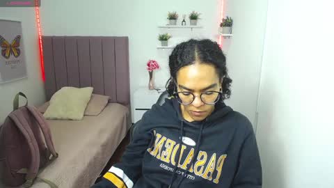Snapshot of niina_lovee_ chatting on 12-28-24, 01:59 online show from 12-28-24, 01:59