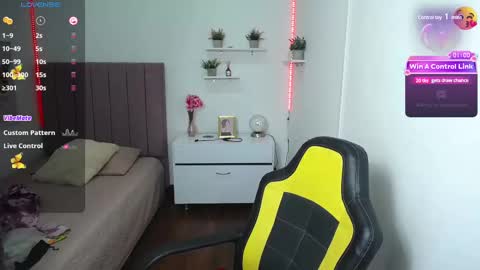 Snapshot of niina_lovee_ chatting on 02-13-25, 06:05 online show from 02-13-25, 06:05