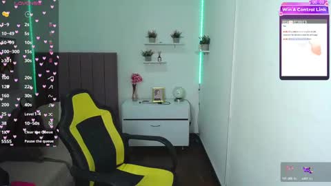 Snapshot of niina_lovee_ chatting on 02-17-25, 06:37 online show from 02-17-25, 06:37