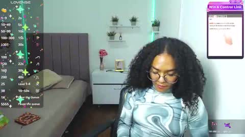 Snapshot of niina_lovee_ chatting on 02-20-25, 06:13 online show from 02-20-25, 06:13