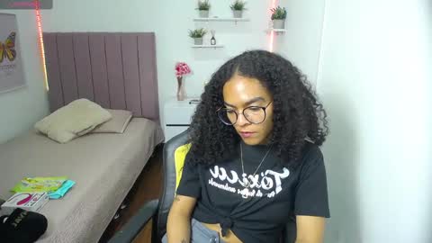 Snapshot of niina_lovee_ chatting on 02-21-25, 07:21 online show from 02-21-25, 07:21