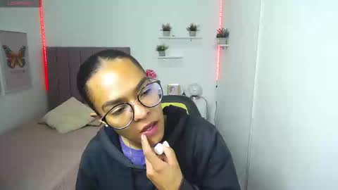 Snapshot of niina_lovee_ chatting on 02-28-25, 03:04 online show from 02-28-25, 03:04