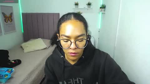 Snapshot of niina_lovee_ chatting on 03-12-25, 04:24 online show from 03-12-25, 04:24