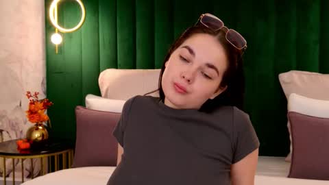 Snapshot of nikaflowers chatting on 10-08-25, 02:53 Nika online show from 10-08-25, 02:53