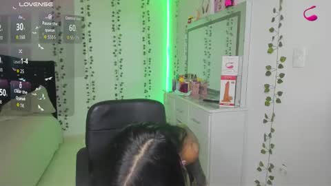 Snapshot of nikibryce_ chatting on 10-19-25, 12:55 Niki online show from 10-19-25, 12:55