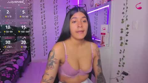 Snapshot of nikibryce_ chatting on 11-23-25, 04:18 Niki online show from 11-23-25, 04:18