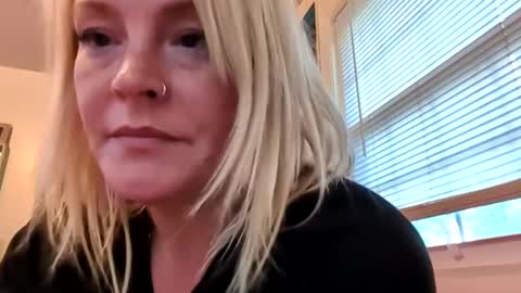 nikki32313 online show from 05-01-26, 10:42
