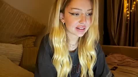 Snapshot of nikki_whatever chatting on 12-25-24, 09:43 nicolette online show from 12-25-24, 09:43