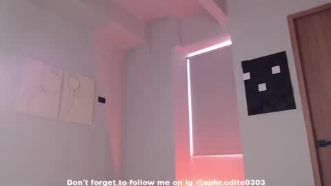 Snapshot of nikol_je chatting on 12-22-24, 02:06 Nicole cam online show from 12-22-24, 02:06