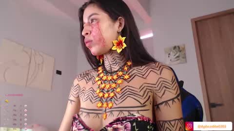 Snapshot of nikol_je chatting on 01-19-25, 02:06 Nicole cam online show from 01-19-25, 02:06