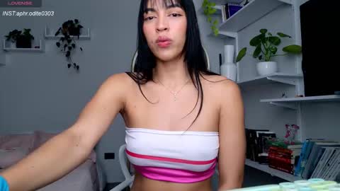 Snapshot of nikol_je chatting on 09-19-25, 08:53 Nicole cam online show from 09-19-25, 08:53