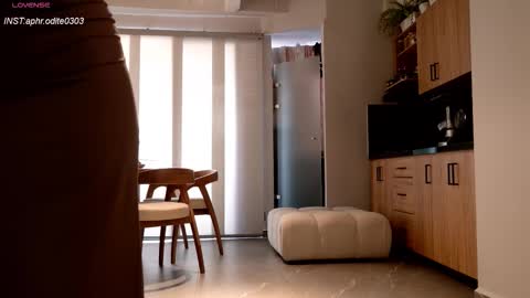 Snapshot of nikol_je chatting on 09-29-25, 09:08 Nicole cam online show from 09-29-25, 09:08