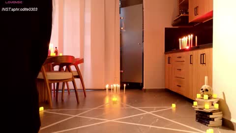 Snapshot of nikol_je chatting on 10-30-25, 09:37 Nicole cam online show from 10-30-25, 09:37