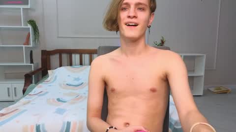 Snapshot of nikompell chatting on 01-01-25, 01:47 niko online show from 01-01-25, 01:47