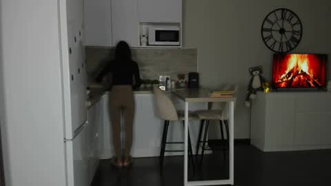 Bella online show from 09-18-25, 04:09